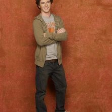 Charlie McDermott è Axl nella stagione 2 della serie The Middle