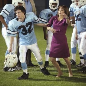 Charlie McDermott e Patricia Heaton nell'episodio Homecoming di The Middle