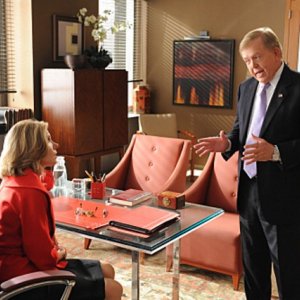 Christine Baranski con la guest star Lou Dobbs nell'episodio Double Jeopardy di The Good Wife