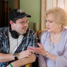 Il regista Andy Fickman con l'attrice Betty White sul set del film You Again