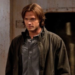 Jared Padalecki nell'episodio Two and a Half Men di Supernatural