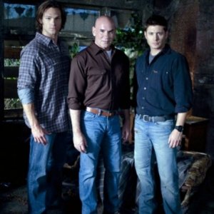 Jensen Ackles, Mitch Pileggi e Jared Padalecki in una foto dell'episodio Exile on Main Street di Supernatural