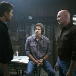 Jensen Ackles, Mitch Pileggi e Jared Padalecki nell'episodio Exile on Main Street di Supernatural