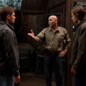 Jensen Ackles, Mitch Pileggi e Jared Padalecki nell'episodio Two and a Half Men di Supernatural