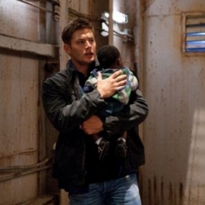 Jensen Ackles nell'episodio Two and a Half Men di Supernatural