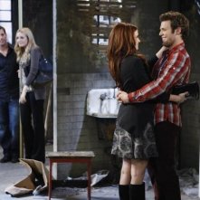 Joanna Garcia e Jake Lacy in una scena dell'episodio Better with Firehouse di Better with You