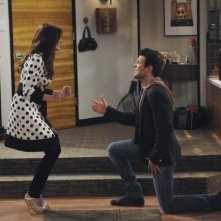 Joanna Garcia e Jake Lacy nel pilot di Better with You