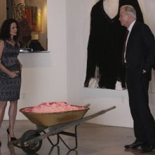 La guest star Andie MacDowell con Jon Voight in una scena dell'episodio Unveiled di Lone Star