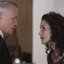 La guest star Andie MacDowell con Jon Voight nell'episodio Unveiled di Lone Star
