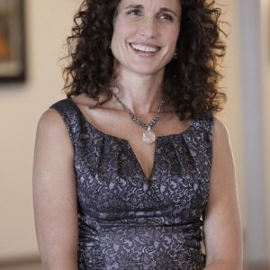 La guest star Andie MacDowell nell'episodio Unveiled di Lone Star