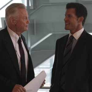 Mark Deklin e Jon Voight nell'episodio Unveiled di Lone Star