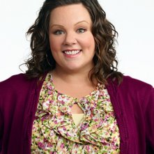 Melissa McCarthy è Molly in una foto promozionale di Mike and Molly