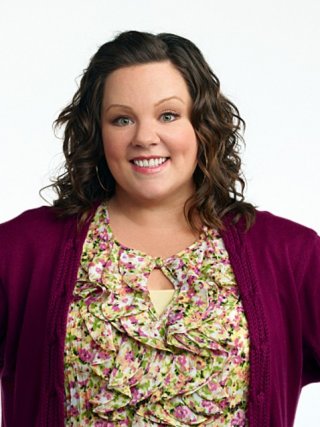Melissa McCarthy è Molly in una foto promozionale di Mike and Molly