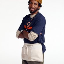 Nyambi Nyambi è Samuel in una foto promozionale di Mike and Molly