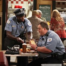 Reno Wilson e Billy Gardell in una scena del pilot di Mike and Molly