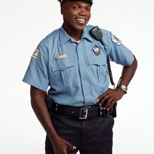 Reno Wilson è Carl in una foto promozionale di Mike and Molly