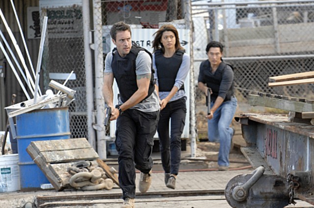 Alex O'Loughlin, Grace Park e Daniel Dae Kim nell'episodio Malama Ka Anna di Hawaii Five-0