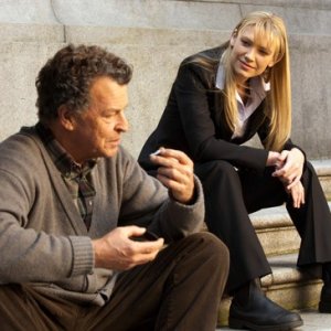 Anna Torv e John Noble in un momento dell'episodio Olivia di Fringe