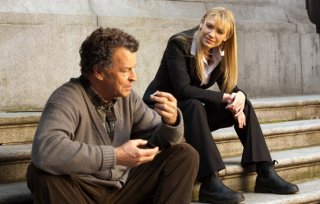 Anna Torv e John Noble in un momento dell'episodio Olivia di Fringe