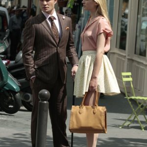 Chuck (Ed Westwick) ed Eva (Clemence Poesy) in una scena dell'episodio Double Identity di Gossip Girl