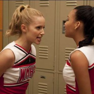 Dianna Agron e Naya Rivera in una scena dell'episodio Audition, premiere della stagione 2 di Glee