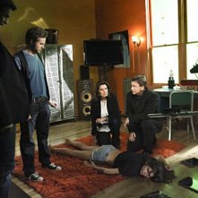 Eddie Cahill, A.J. Buckley, Sela Ward e Gary Sinise nell'episodio Unfriendly Chat di CSI New York