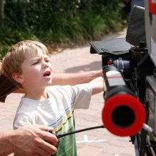 Il piccolo Maxwell Perry Cotton gioca sul set del film Like Dandelion Dust