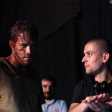 Il regista Rodrigo Cortés dirige Ryan Reynolds nel film Buried