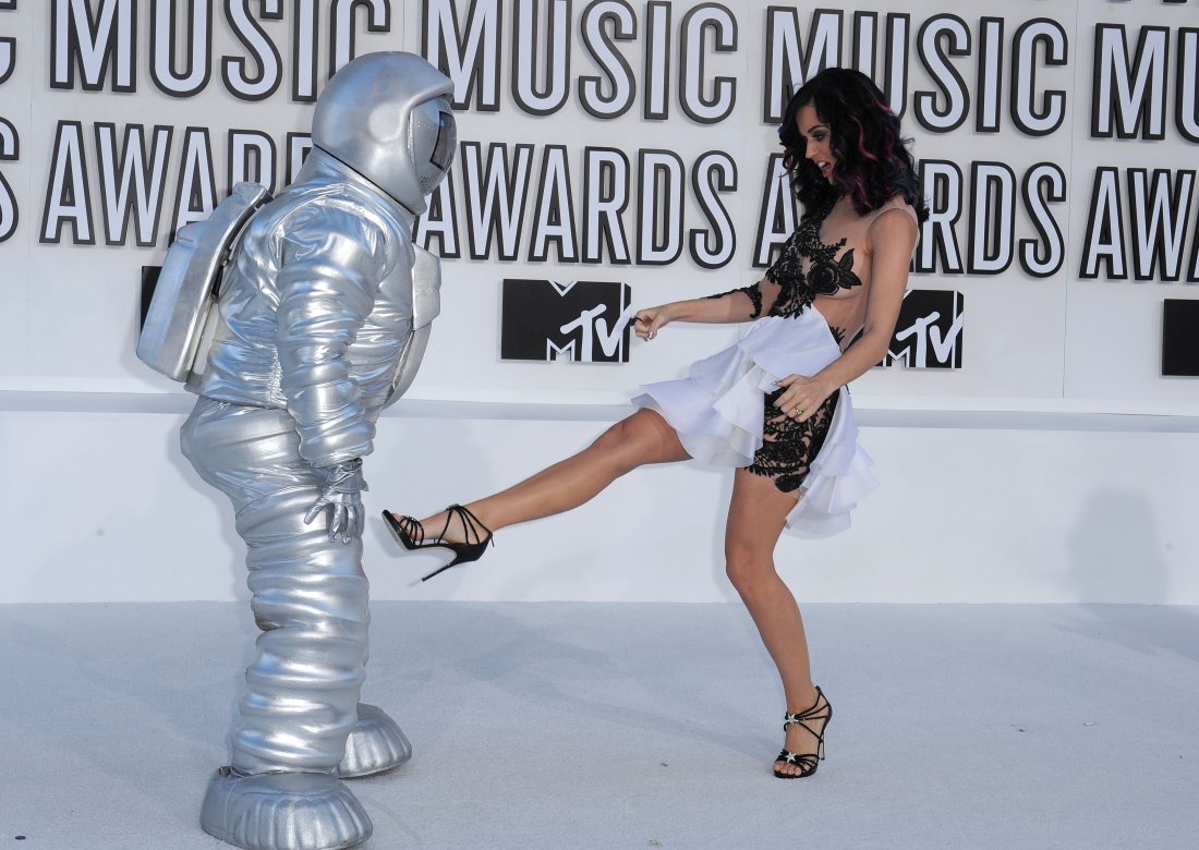 Katy Perry Si Diverte Con La Mascotte Degli Mtv Video Music Awards 2010 176419