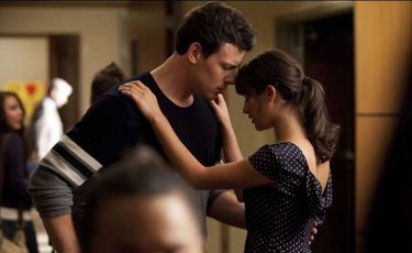 Lea Michele e Cory Monteith in una scena dell'episodio Audition, premiere della stagione 2 di Glee