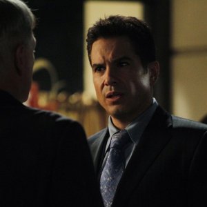 Mark Harmon (di spalle) e Marco Sanchez nell'episodio Spider and the Fly di N.C.I.S.