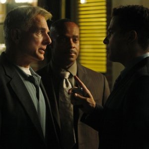 Mark Harmon, Rocky Carroll e Marco Sanchez nell'episodio Spider and the Fly di NCIS
