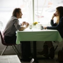 Mira Sorvino e Barry Pepper in una sequenza del film Like Dandelion Dust