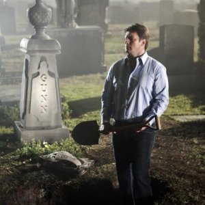 Nathan Fillion in una scena dell'episodio Under The Gun di Castle