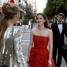 Serena (Blake Lively), Blair (Leighton Meester) e Louis (guest star Hugo Becker) nell'episodio Double Identity di Gossip Girl