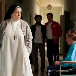 Barbara Valmorin con Giorgio Tirabassi e Ascanio Celestini nel film La pecora nera