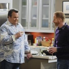 Eric Stonestreet e Jesse Tyler Ferguson nell'episodio The Kiss di Modern Family