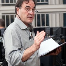 Il regista Oliver Stone sul set di Wall Street 2: Money Never Sleeps