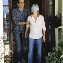 Julie Bowen e Ty Burrell in una scena dell'episodio Old Wagon di Modern Family