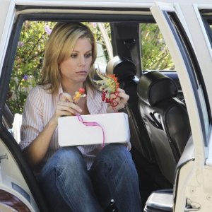 Julie Bowen nell'episodio Old Wagon di Modern Family