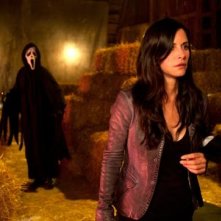 Nella prima foto ufficiale di Scream 4 il killer minaccia Courteney Cox