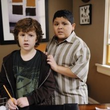 Nolan Gould e Rico Rodriguez nell'episodio The Kiss di Modern Family