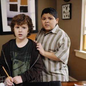 Nolan Gould e Rico Rodriguez nell'episodio The Kiss di Modern Family