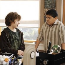 Nolan Gould e Rico Rodriguez in una scena dell'episodio The Kiss di Modern Family