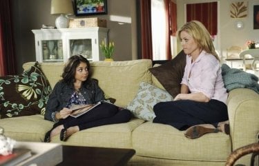 Sarah Hyland e Julie Bowen nell'episodio The Kiss di Modern Family