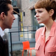 Shia LaBeouf con e Carey Mulligan in un'immagine del film Wall Street 2: Money Never Sleeps