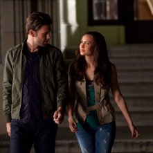 Alaric Saltzman (Matthew Davis) e Vanessa Monroe (Courtney Ford) nell'episodio Bad Moon Rising di Vampire Diaries