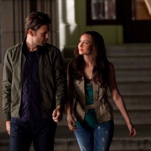 Alaric Saltzman (Matthew Davis) e Vanessa Monroe (Courtney Ford) nell'episodio Bad Moon Rising di Vampire Diaries