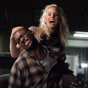 Caroline (Candice Accola) assetata del sangue di Carter (B.J. Britt) in: Brave New World di Vampire Diaries