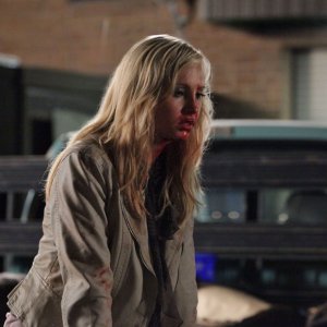 Caroline (Candice Accola) sporca di sangue nell'episodio Brave New World di Vampire Diaries